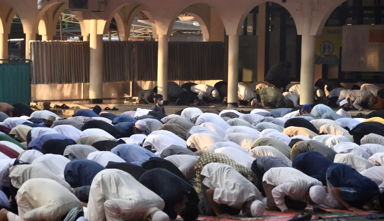 Umat muslim melaksanakan salat Idul Adha di sebuah masjid di Bekasi, Jawa Barat, Selasa (20/7/2021). Umat muslim Indonesia melewati Hari Raya Idul Adha tahun ini di tengah gelombang virus corona COVID-19. (Rezas/AFP)