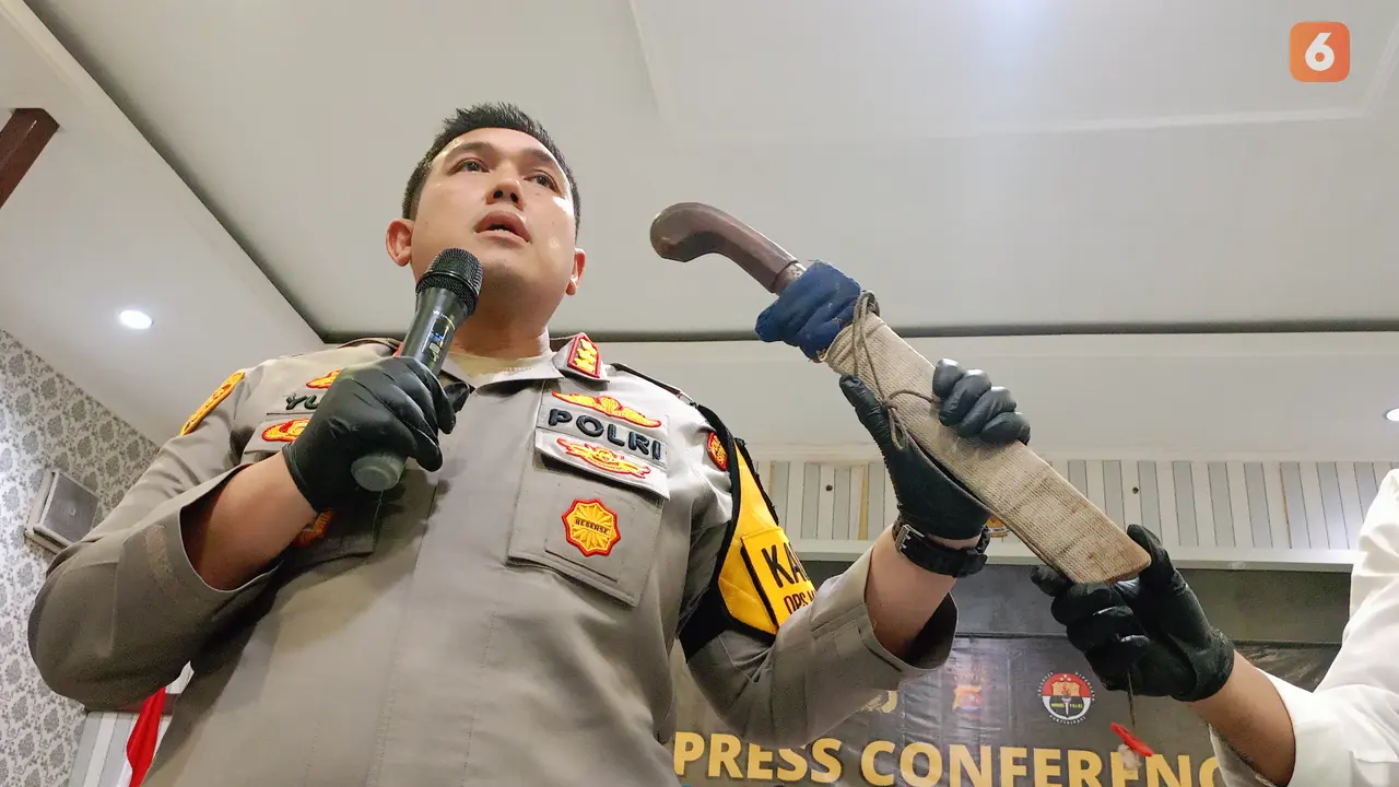 Golok yang Digunakan Mulyana Memutilasi Pacarnya. (Senin, 21/04/2025). (Yandhi Deslatama/Liputan6.com).
