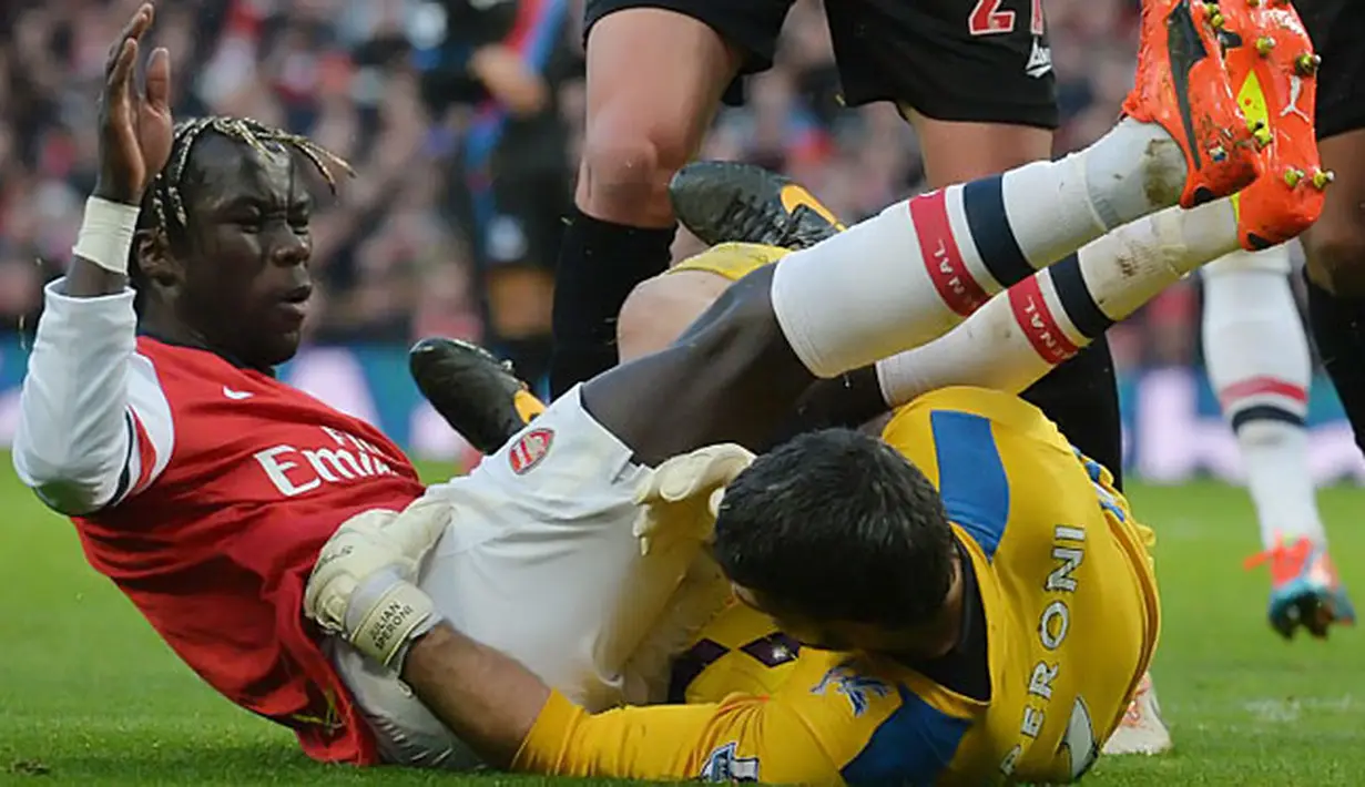 Kiper Crystal Palace Julian Speroni (kanan) bentrokan dengan bek Arsenal Bacary Sagna (kiri) saat laga pertandingan sepak bola Liga Inggris antara Arsenal melawan Crystal Palace di Stadion Emirates, London, pada (02/02/14) waktu Setempat. (Foto: AFP/Ben S
