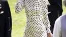 Kate Middleton tersenyum saat menghadiri hari keempat pertemuan pacuan kuda Royal Ascot di Ascot Racecourse, Ascot, Inggris, 17 Juni 2022. Kate Middleton tampil dengan gaun polkadot hitam-putih karya Alessandra Rich, rok midi-length lengan panjang, korset terbungkus, dan garis leher tinggi dengan kancing di bahu. (David Davies/PA via AP)