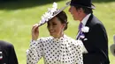 Kate Middleton tersenyum saat menghadiri hari keempat pertemuan pacuan kuda Royal Ascot di Ascot Racecourse, Ascot, Inggris, 17 Juni 2022. Kate Middleton tampil dengan gaun polkadot hitam-putih karya Alessandra Rich, rok midi-length lengan panjang, korset terbungkus, dan garis leher tinggi dengan kancing di bahu. (David Davies/PA via AP)
