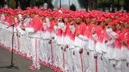 Menteri Pemuda dan Olahraga Imam Nachrawi memimpin para atlet menyanyikan lagu pembangkit semangat saat upacara pelepasan atlet yang akab berlaga di SEA Games XXVIII Singapura, Jakarta, Selasa (26/5/2015). (Liputan6.com/Faizal Fanani)