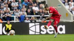 Liverpool mencatat kemenangan dramatis saat bertamu ke markas Newcastle United pada laga pekan ke-3 Liga Inggris 2023/2024. Bermain dengan 10 orang, The Reds mengalahkan tuan rumah 2-1 berkat gol Darwin Nunez. (Owen Humphreys/PA via AP)