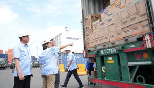 Pengurus Pusat Asosiasi Pengusaha Pelayaran Niaga Nasional Indonesia (DPP INSA) menyalurkan bantuan kepada masyarakat terdampak bencana Sumatera. (Foto: INSA)