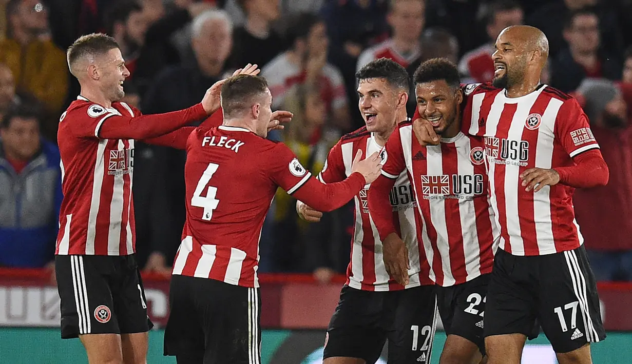 Para pemain Sheffield United merayakan gol yang dicetak Lys Mousset ke gawang Arsenal pada laga Premier League di Stadion Bramall Lane, Sheffield, Senin (21/10). Sheffield menang 1-0 atas Arsenal. (AFP/Oli Scarff)