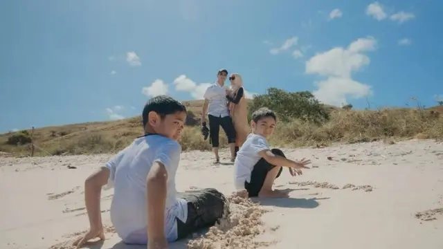 Dude Harlino dan Alyssa Soebandono beserta kedua anak (Instagram/dude2harlino)