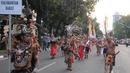 Aksi peserta dari Etnik Dayak selama kegiatan Pawai Seni & Budaya Kreatif 2014 di Jalan Medan Merdeka Barat, Jakarta, Senin (18/8/14). (Liputan6.com/Herman Zakharia)