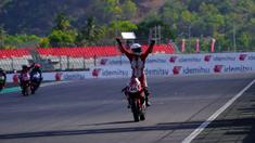 Hari ketiga atau terakhir rangkaian Idemitsu FIM Asia Road Racing Championship (ARRC) 2023 seri keempat di Sirkuit Mandalika, Lombok, Minggu (13/8/2023) yang melombakan race kedua menjadi milik Herjun Atna Firdaus. Pembalap dari Astra Jonda Racing team (AHRT) kembali menjadi juara di kelas AP250. Sementara di kelas SS600, pembalap asal Jepang dari Yamaha Gen Blu Racing Team menjadi yang terbaik. (Dok. AHRT)