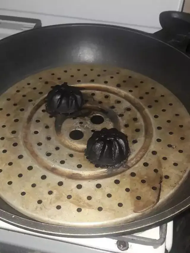 10 Momen Netizen saat Masak Makanan Berakhir Gosong, Apes Banget