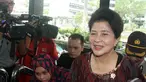 Menkes Nila Farid Moeleok berjalan masuk ke dalam gedung KPK, Jakarta, Selasa (18/11/2014). (Liputan6.com/Miftahul Hayat)