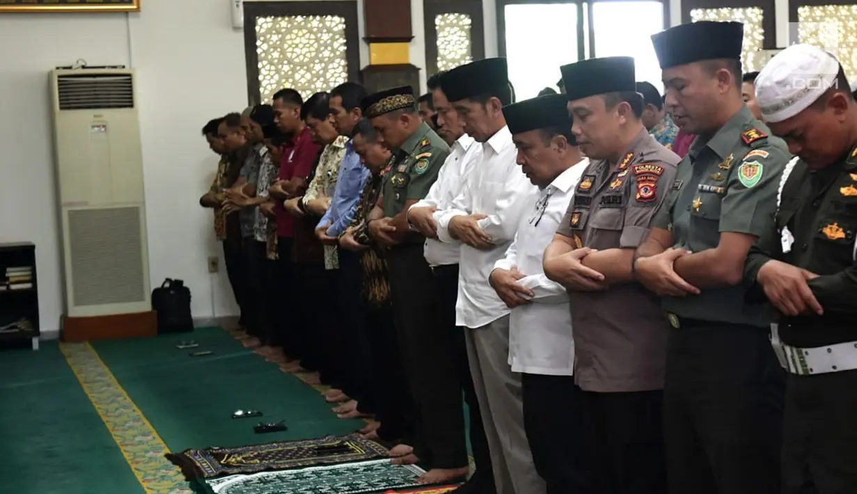 Presiden Joko Widodo dan pakar hukum tata negara, Yusril Ihza Mahendra saat menunaikan salat Jumat di Masjid Baitussalam di Kompleks Istana Bogor, Jawa Barat, Jumat (30/11). (Liputan6.com/HO/Biropers)