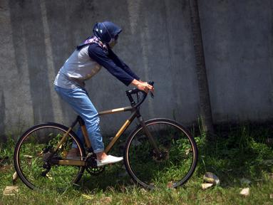 Pemilik workshop Arana Bike Deny Hesti menaiki sepeda yang terbuat dari bambu di kawasan Gunung Putri, Kabupaten Bogor, Jawa Barat, Selasa (15/3/2022). Selama pandemi, Arana Bike memproduksi dua tipe yakni Komodo dan Minivelo yang semua rangka sepedanya terbuat dari bambu. (merdeka.com/Imam Buhori)