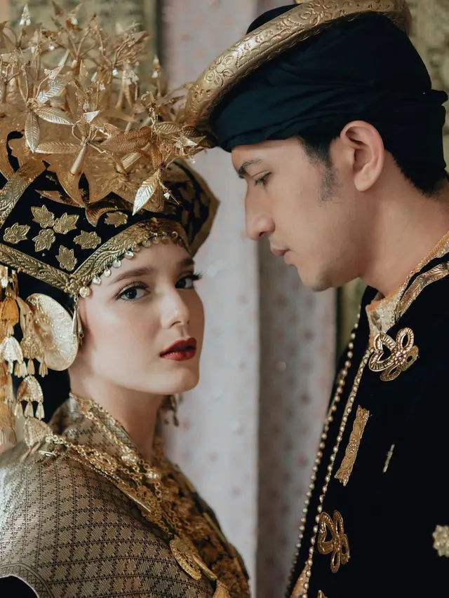 5 Potret Prewedding Aditya Zoni dan Yasmine Ow dengan Busana Adat, Memesona