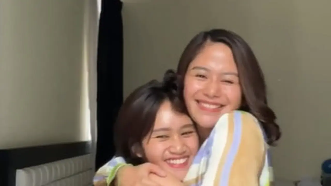 6 Potret Kompak YouTuber Farida Nurhan dan Putrinya, Bak Kakak Beradik