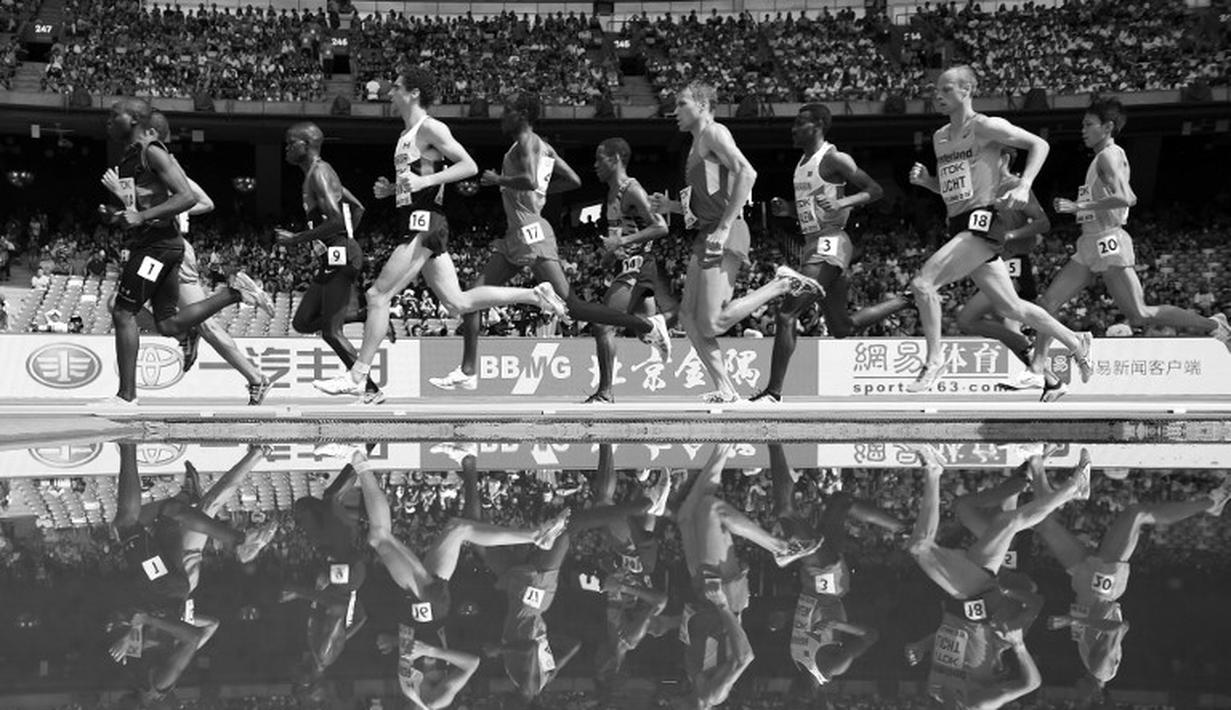 Para pelari berlomba di nomor lari 5.000m putra Kejuaraan Dunia Atletik 2015 di Stadion Nasional, Beijing, Tiongkok. (22/8/2015). (AFP Photo/Franck Fife)