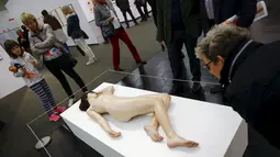 Pengunjung saat melihat patung karya John de Andrea yang bernama " Lisa " selama Art Cologne 2016 di Jerman 15 April 2016. Patung ini menjadi perhatian karena bagai wanita yang tak memakai busana apapun. (REUTERS / Wolfgang Rattay)