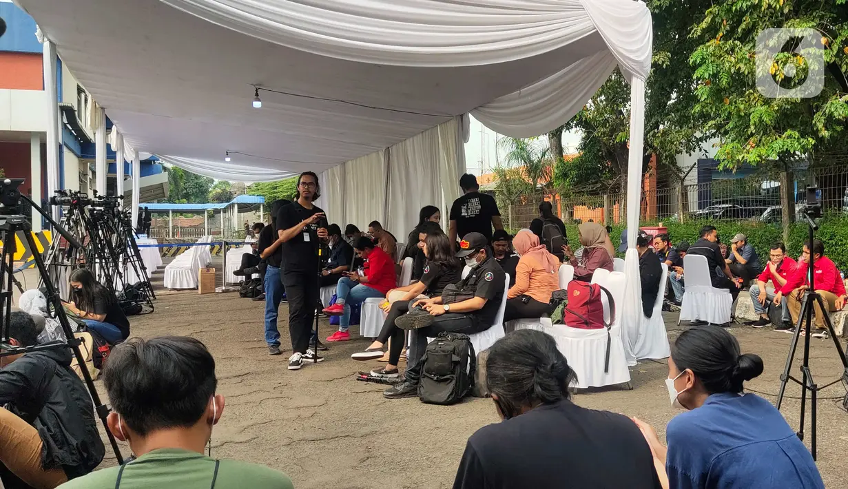 kedatangan  Jenazah anak dari Gubernur Jawa Barat (Jabar) Ridwan Kamil, Emmeril Khan Mumtadz atau Eril di Bandara Soekarno Hatta, Tangerang, Minggu (12/6/2022). Jenazah Eril dijadwalkan tiba di Bandara Soekarno-Hatta (Soetta) hari ini. 95. (Liputan6.com/Angga Yuniar)