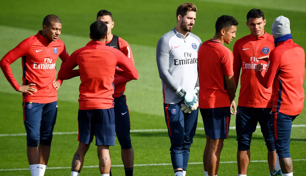 Para pemain PSG berbincang-bincang saat latihan di Saint-Germain-en-Laye, Yvelines, Kamis (21/9/2017). Ini merupakan latihan perdana pasca konflik rebutan tendangan bebas dan penalti antara Neymar dan Cavani. (AFP/Franck Fife)