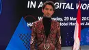 Tak hanya berpakaian formal seperti pria pada umumnya. Reza Rahadian cukup sering mengenakan pakaian formal yang memiliki nilai Indonesia. Seperti pada jas yang dikenakan oleh Reza Rahadian ini. Ia memadukan jas batik dengan inner turtle neck. (Liputan6.com/IG/officialpilarez)