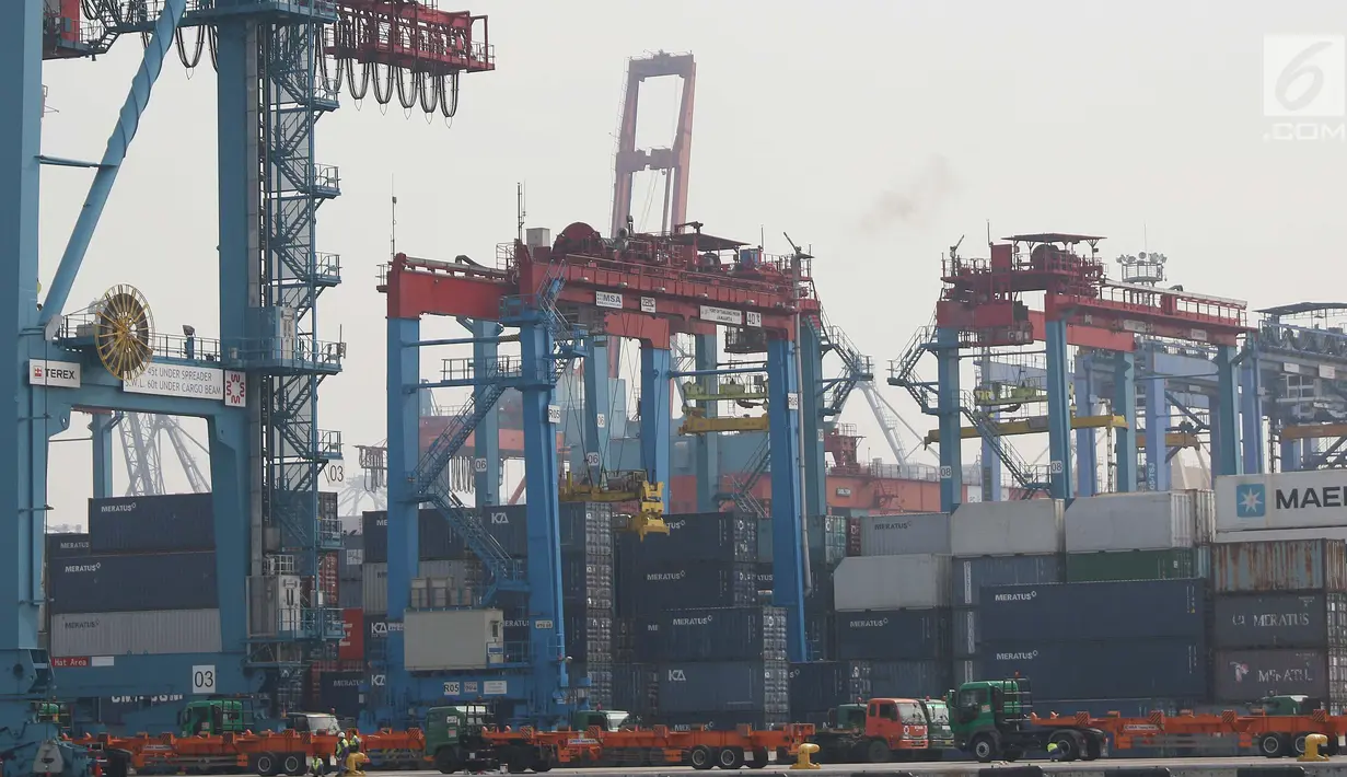 Aktivitas bongkar muat di Jakarta International Contener Terminal (JICT),Tanjung Priok, Jakarta, Kamis (16/11). Sejak tahun 2015, baru dua kali nilai ekspor Indonesia melampaui US$ 15 miliar per bulan. (Liputan6.com/Angga Yuniar)