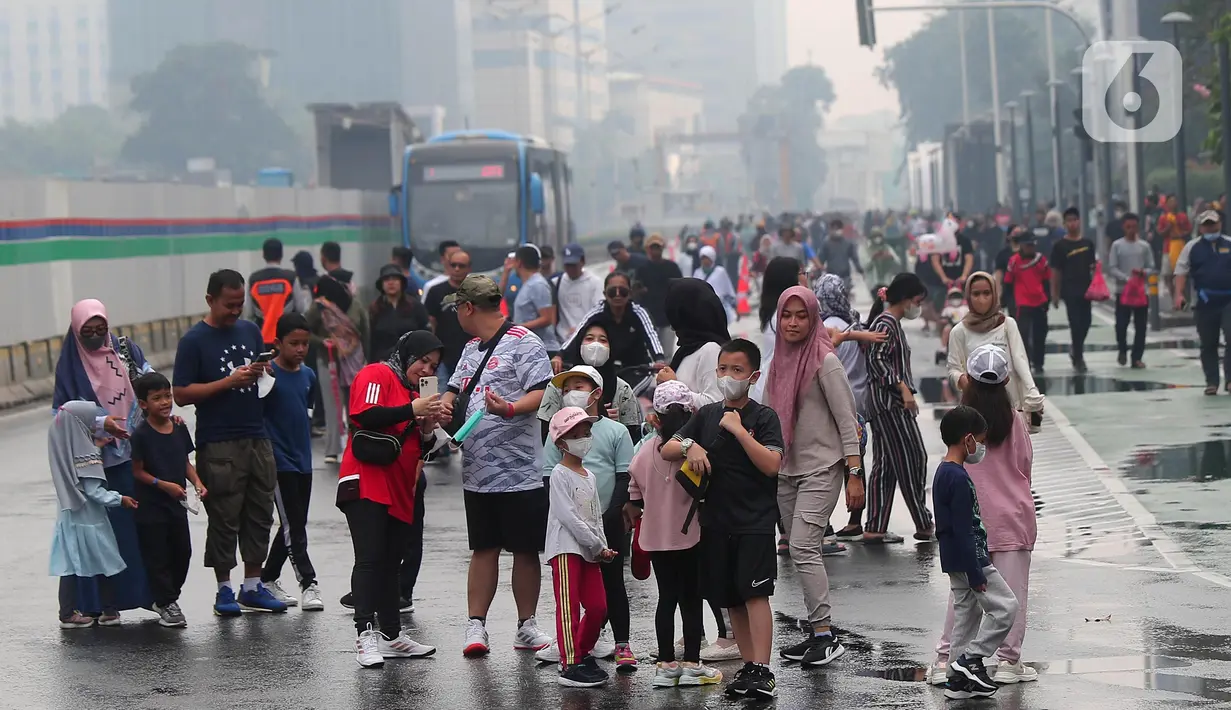 Warga berolahraga saat CFD di kawasan Bundaran HI, Jakarta, Minggu (3/7/2022). Meski sempat diguyur hujan tidak menyurutkan  masyarak untuk berolahraga di akhir pekan. (Liputan6.com/Angga Yuniar)