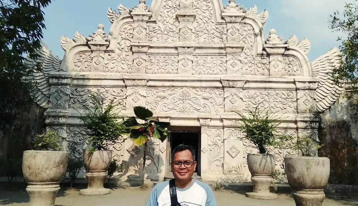 "Ketika kesulitan datang, istri meminta untuk berpisah. Jadi, saya memenuhi keinginannya," kata Unang. [Instagram/unangbagitonew]