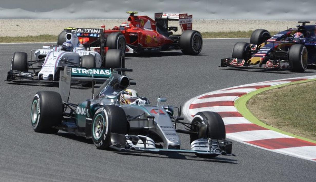 Lewis Hamilton kurang mulus di awal-awal lomba. (AFP/JOSEP LAGO)