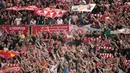 Suporter Liverpool bersorak saat tim kesayangannya bertanding melawan AS Roma pada leg kedua semifinal Liga Champions di Stadion Olimpiade, Roma (2/5). Liverpool melaju ke final usai menang agregat 7-6 atas Roma. (AFP Photo/Paul Ellis)