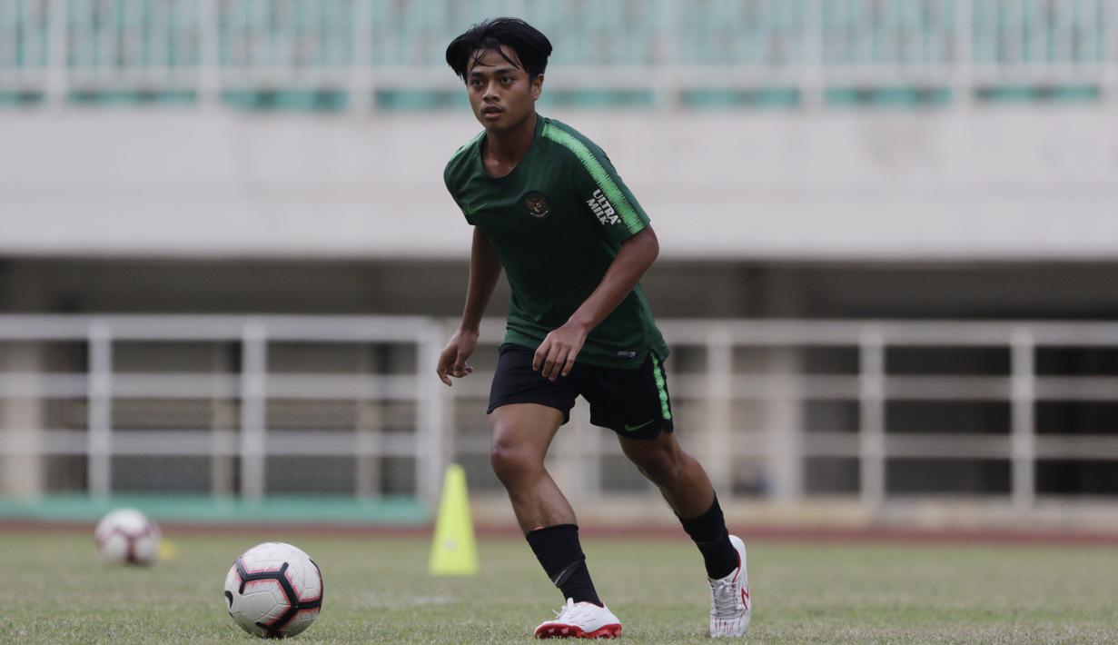Pemain Timnas Indonesia U-19, Andre Oktaviansyah, menggiring bola saat latihan di Stadion Pakansari, Bogor, Senin (30/9). Latihan ini merupakan persiapan jelang Piala AFF U-19 di Vietnam. (Bola.com/Vitalis Yogi Trisna)