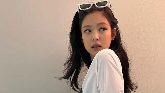 Padu Padan Jennie BLACKPINK Kenakan Crop Top