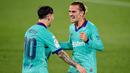 Pemain Barcelona Antoine Griezmann dan Lionel Messi  merayakan gol ke gawang Villareal pada laga La Liga di Stadion Estadio de la Ceramica, Minggu (5/7/2020). Barcelona menang 4-1 atas Villareal. (AFP/Jose Jordan)