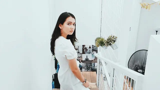 FOTO: Gaya Dea Annisa Dalam Busana White On White Ini Makin Menawan