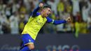 Pemain Al-Nassr, Cristiano Ronaldo melakukan selebrasi setelah mencetak gol penyeimbang 1-1 ke gawang Abha melalui ekseksusi tendangan bebas pada laga pekan ke-21 Liga Pro Arab Saudi 2022/2023 di Mrsool Park, Riyadh, Minggu (19/03/2023) WIB. Laga dimenangkan oleh Al-Nassr dengan skor 2-1. (Twitter/@AlNassrFC)