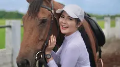 Sebelum menikah dengan Denny Caknan, Bella Bonita kerap membagikan potretnya saat berkuda. Dalam kesempatan tersebut, wanita yang disapa Bellbon itu tampil memesona dengan kaus putih. Rambutnya dikuncir dan memakai topi senada dengan warna bajunya. (Liputan6.com/IG/@bellabonita_r.a)