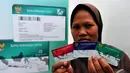 Seorang warga menunjukkan tiga macam kartu yang telah didapatkannya di Jakarta, Senin (3/11/2014). (Liputan6.com/Johan Tallo)