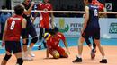 Pemain Timnas voli putra Indonesia, Dio Zulfikri (tengah) gagal menahan bola saat melawan Korea Selatan pada babak 8 besar Grup E Kejuaraan Voli Asia 2017 di GOR Tri Dharma, Gresik, Kamis (27/7). Indonesia kalah 3-1. (Liputan6.com/Helmi Fithriansyah)