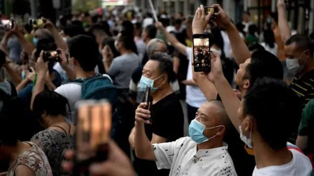 Kerumunan warga yang berkumpul di luar kantor konsulat AS di Chengdu, China.