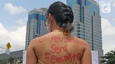 Aktivis Perempuan Mahardhika menggelar aksi memperingati Hari Perempuan Sedunia di Kawasan Patung Kuda Arjuna Wijaya, Jakarta, Senin (8/3/2021). Dalam aksinya mereka meminta pemerintah mengakui kekerasan seksual sebagai pelanggaran HAM hingga mencabut UU Cipta kerja. (Liputan6.com/Herman Zakharia)