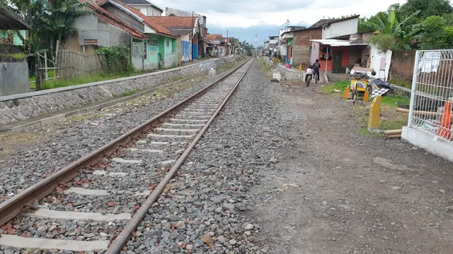 Reaktivasi jalur legendaris Stasiun Kereta Api Garut, Jawa Barat yang kembali beroperasi mulai akhir bulan lalu, memberi keceriaan tersendiri bagi warga kota dodol, terutama anak-anak saat melangsungkan ngabuburit di sana.