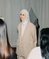 Sebagai seorang pebisnis, Paula tetap mempertahankan gaya elegannya yang khas. Ia kerap terlihat mengenakan blazer, yang menjadi simbol perempuan modern yang kuat, percaya diri, dan profesional. [@paula_verhoeven].