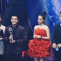 Ricky Harun menerima penghargaan saat SCTV Awards 2015.  (via Path)