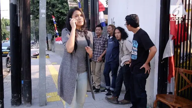 Catcalling sering diartikan sebagai komen, gestur, aksi melecehkan yang sering dilakukan ke orang asing di tempat umum. Apakah kamu pernah mengalaminya?