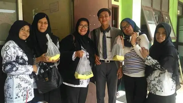 Unik, Tukang Tahu Asal Bogor Jualan Sambil Pakai Jas