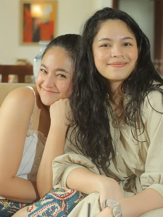 Baik Marshanda maupun Alyssa terlihat nyaman dan bahagia menghabiskan waktu bersama. Mereka saling mendukung satu sama lain dalam berbagai situasi, baik suka maupun duka. Hal ini menunjukkan betapa kuatnya ikatan keluarga yang mereka miliki. (Liputan6.com/IG/@marshanda99)