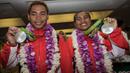 Lifter Indonesia peraih medali perak Olimpiade 2016 Rio de Janeiro, Eko Yuli dan Sri Wahyuni (kanan), tiba di Bandara Soekarno-Hatta, Tanggerang, Banten, Minggu (14/8/2016). (Bola.com/Vitalis Yogi Trisna)