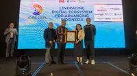 Corsec Emtek Fenty Diah mewakili Direktur EMTEK Titi Maria Rusli menerima penghargaan Indonesia Best Digital Innovation dalam ajang Indonesia Digital Ecosystem Summit (IDES) 2023. (Merdeka.com)