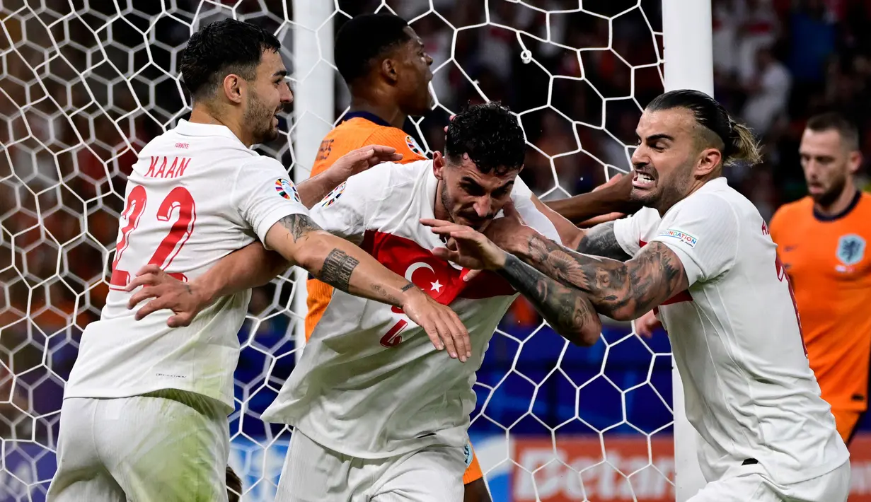 Bermain di Olympiastadion, Turki unggul dulu lewat gol Samet Aykadin pada menit ke-35. (JOHN MACDOUGALL/AFP)