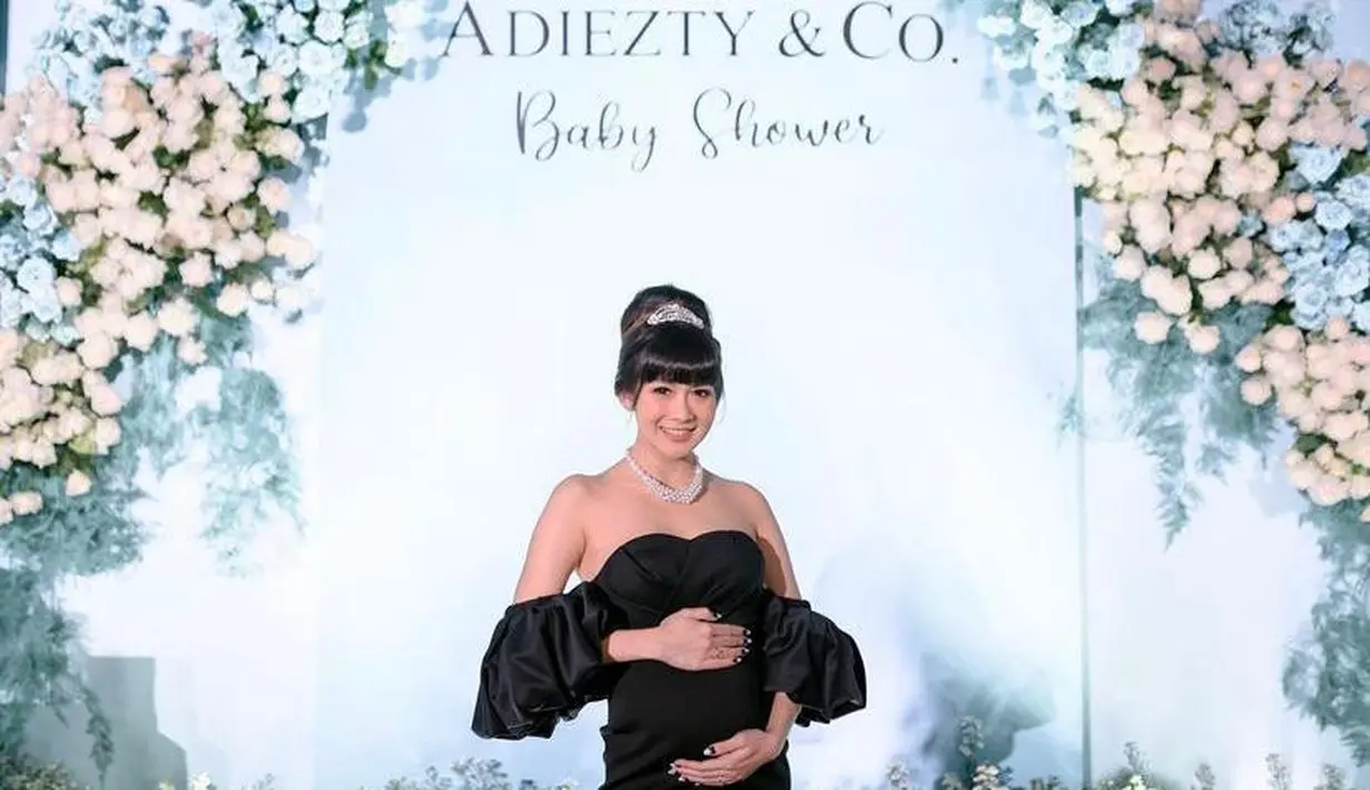 Meski usia kandungan sudah mencapai tujuh bulan, tidak banyak perubahan pada tubuh Adiezty selain baby bump-nya. Perempuan 31 tahun itu tetap terlihat ramping. (Instagram/adieztyfersa).