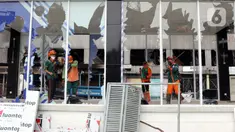 Petugas PPSU membersihkan sisa pecahan kaca di halte transjakarta Senen, Jakarta, Jumat (9/10/2020). Unjuk rasa menentang disahkannya Omnibus Law UU Cipta Kerja berujung aksi anarkis merusak berbagai fasilitas umum pada Kamis malam (8/10). (Liputan6.com/Helmi Fithriansyah)