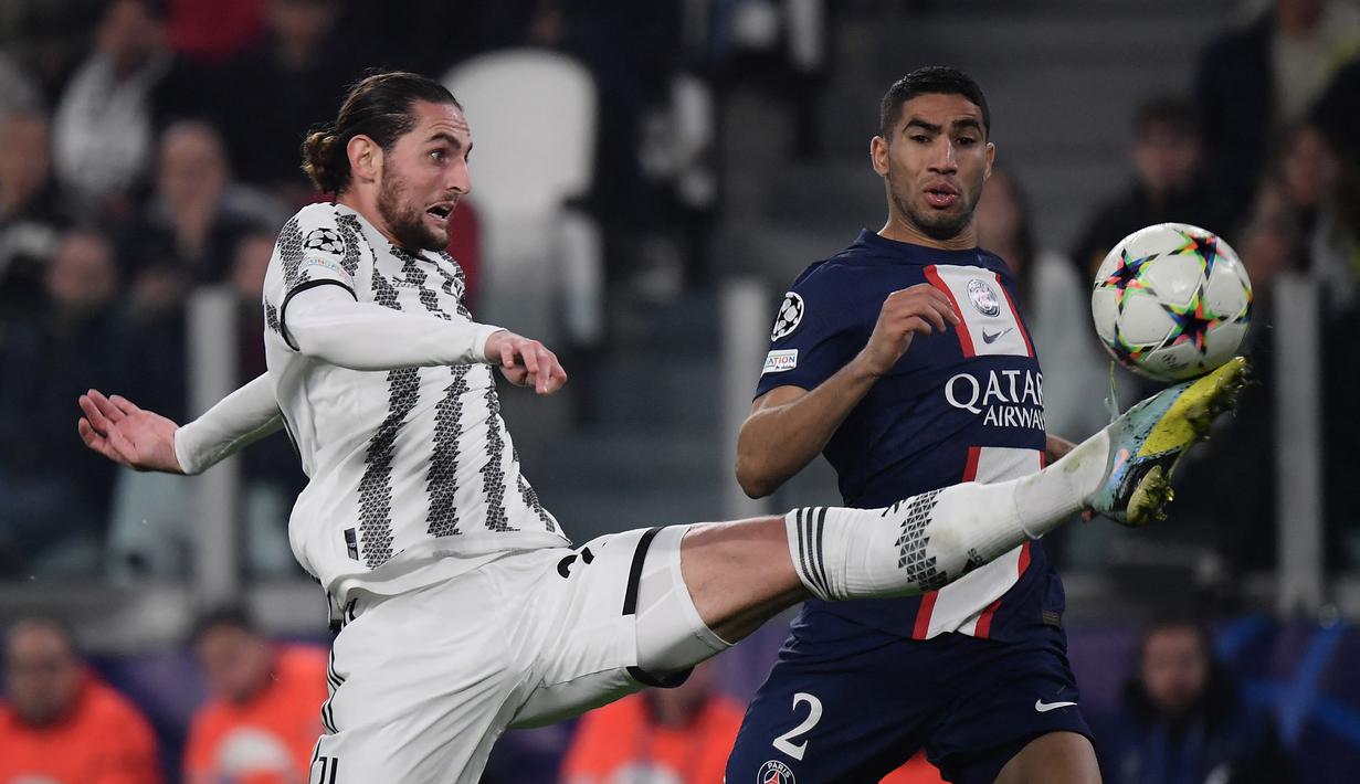 Gelandang Juventus, Adrien Rabiot mengontrol bola di depan bek PSG, Achraf Hakimi pada laga fase Grup H Liga Champions 2022/2023 di Juventus Stadium, Turin (2/11/2022). Kontrak Adrien Rabiot bersama Juventus akan habis pada akhir musim 2022/2023 ini. Juventus pun masih terus berusaha untuk menahannya. Jika pergi akhir musim ini, Liverpool akan mendapatkannya secara cuma-cuma. (AFP/Filippo Monteforte)